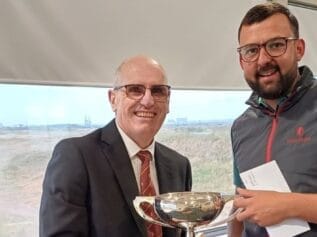 Carl Thompson receiving the NYSD trophy