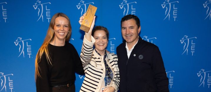 Marta Martin, Mara Baño and Carlos Garcia with the Best Player Services award