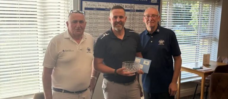 Michael Henson (centre)